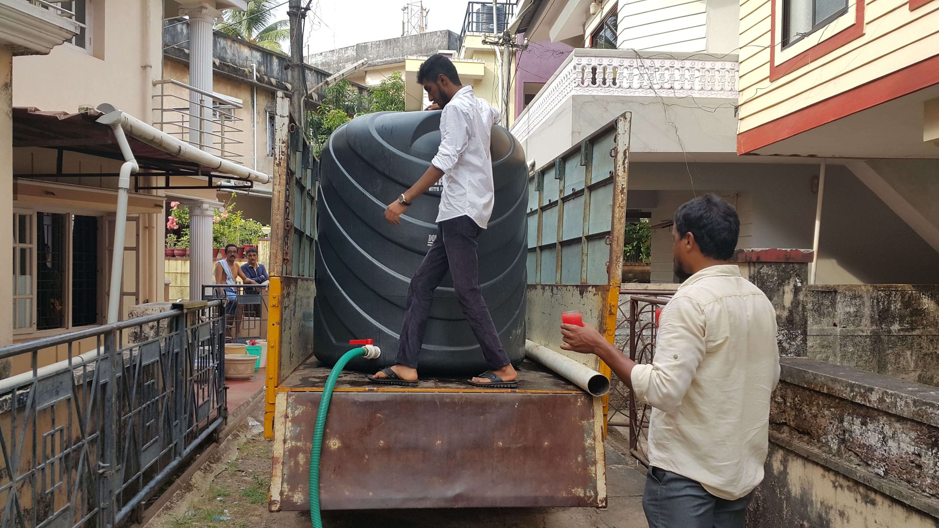 घर तक पानी की टंकी पहुँचाना